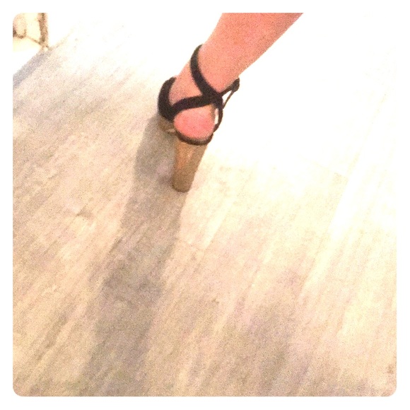 Michael Kors FAB suede& gold platforms - Picture 5 of 5